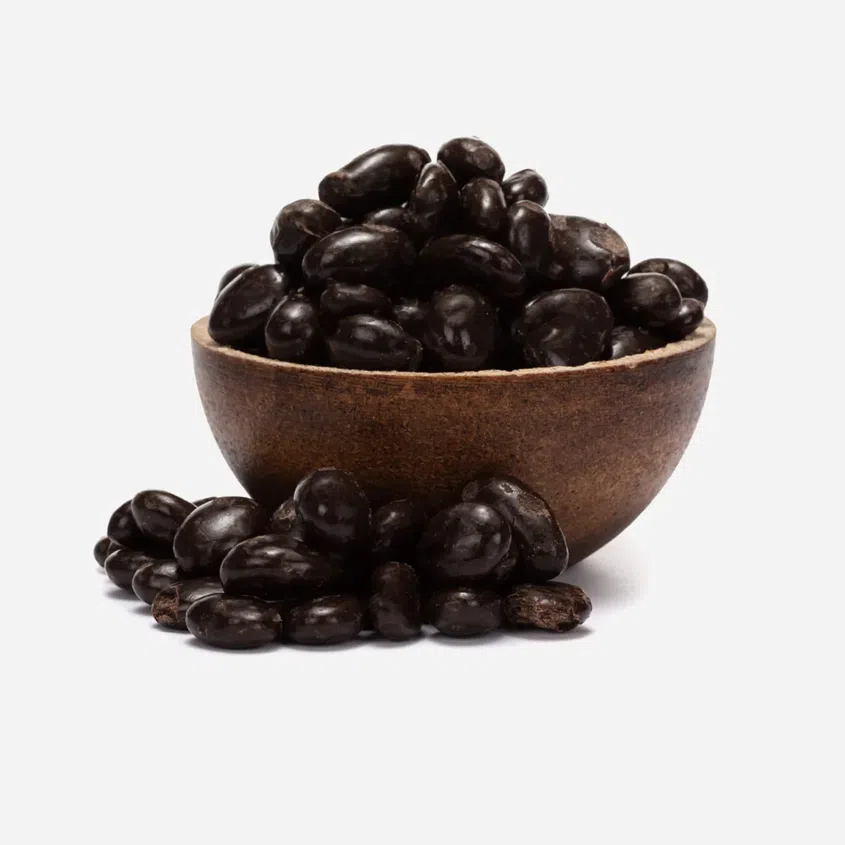 Kávové zrná v poleve z horkej čokolády