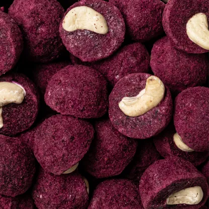 Kešu v lyo čučoriedkovej kruste