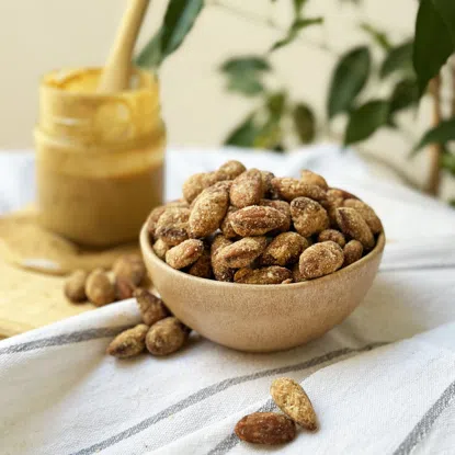 Mandle v karameli s arašidovým maslom