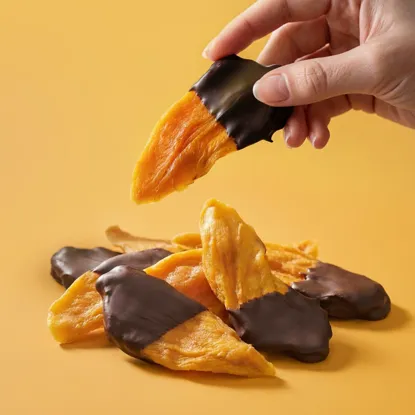 Mango plátky polomáčané v horkej čokoláde