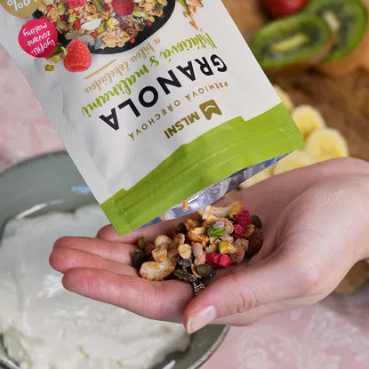 Pistáciová granola s malinami a bílou čokoládou