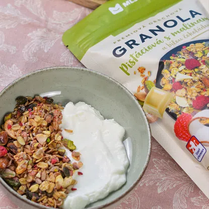 Pistáciová granola s malinami a bílou čokoládou