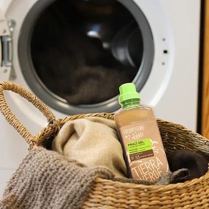 Prací gél z mydlových orechov na vlnu a funkčný textil z merino vlny (fľaša) 1 l