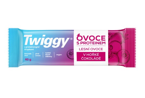 Proteínová tyčinka s lesným ovocím v horkej čokoláde