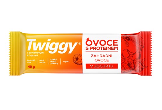 Proteínová tyčinka so záhradnými plodmi v jogurtovej poleve