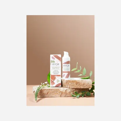 Rozjasňujúci make-up 8v1 DARK