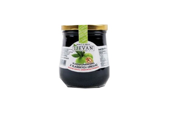 Sladká zaváranina z vlašských orechov