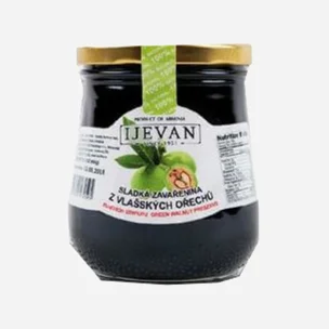 Sladká zaváranina z vlašských orechov