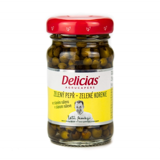 Zelený korenie v slanom náleve