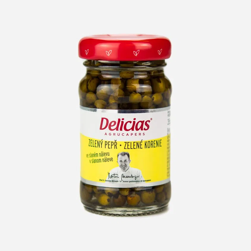 Zelený korenie v slanom náleve